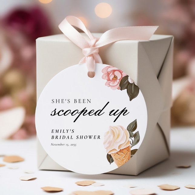 Bröllopsfest där hon har blivit upp scoopad gåvor etiketter (Skapare uppladdad)
