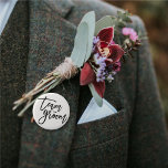 Bröllopsfest för Chic av kortplatshållarskript för Knapp<br><div class="desc">Den här designen har ett modernt och fetstilt svart "teamgroom"-skript för borstad kalligrafi med en snyggt som har en böjningstidsaccent på en klassisk elfenbensvit bakgrund. Bakgrunden färg kan ändras till valfritt färg. Du kan enkelt lägga till mer text/info/information och/eller foton till den här produkten. Fler teckensnitt och redigeringsfunktioner för stilar...</div>