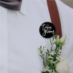 Bröllopsfest för Chic av kortplatshållarskript för Knapp<br><div class="desc">Den här designen har ett modernt och fetstilt, vitt "teamgroom"-skript för kalligrafi med en snyggt som har en böjningstidsaccent på en klassisk svart bakgrund. Bakgrunden färg kan ändras till valfritt färg. Du kan enkelt lägga till mer text/info/information och/eller foton till den här produkten. Fler teckensnitt och redigeringsfunktioner för stilar finns...</div>