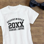 Bröllopsfest Groomswomen Namn Year T-Shirt<br><div class="desc">Lämpligt för alla dina groomswomen eller groomsmaids,  lägg till deras namn och ert bröllop år. Gör en underbar kandidat till bäran så att alla vet vem hon är. Ändra texten till din Bridesman/ Bridesmaid/Groomsmaid - valfri medlem i din bröllopsfest</div>