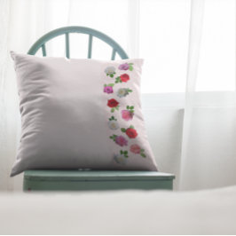 Bröllopsfest i rosenträdgård kudde