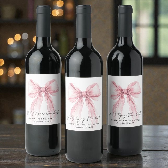 Bröllopsfest med rosa rosett Bröllopsdusch Vinflaska Etikett (Shes Tying The Knot Pink Bow Bridal Shower Wine Label)