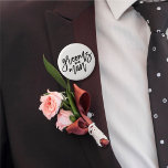 Bröllopsfesten Groomsman Black Push Script Bow Tie Knapp<br><div class="desc">Den här designen har ett modernt och fetstilt svart "groomsman"-kalligrafiskt skript med snyggt och med en böjningstips på en klassisk elfenbensvit bakgrund. Basbakgrunden färg kan ändras till valfritt färg. Du kan enkelt lägga till mer text/info/information och/eller foton till den här produkten. Fler teckensnitt och redigeringsfunktioner för stilar finns på produktanpassningssidan....</div>