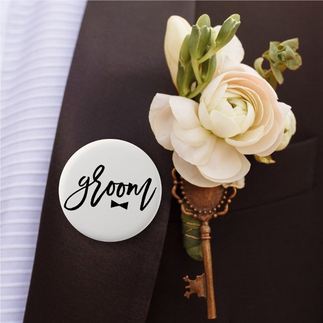 Bröllopsfesten Rad för groom svart penselskript Knapp ('Groom' Bow Tie Black Brush Script Calligraphy Wedding Rehearsal Pin Button @ fatfatin_blue_knot)
