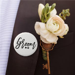 Bröllopsfesten Rad för groom svart penselskript Knapp<br><div class="desc">Den här designen har ett modernt och fet svart "Groom"-skript för kalligrafi med en snyggt som har en böjningstidsaccent på en klassisk elfenbensvit bakgrund. Bakgrunden färg kan ändras till valfritt färg. Du kan enkelt lägga till mer text/info/information och/eller foton till den här produkten. Fler teckensnitt och redigeringsfunktioner för stilar finns...</div>