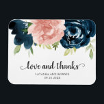 Bröllopsförmån för elegant  Rosa Navy Blue Blommig Magnet<br><div class="desc">Rustik blommigt bröllopsmagnet med "kärlek och tack" tillsammans med elegant vattenfärgade blommor i  rosa och marinblått. Nedan är namnen och datumet. Det  rosa ros gör denna utformning underbar för ett firande i vår och det marinblå ro gör den underbar för fall. De här anpassningsbarna gör bra bröllopsfavoriter.</div>