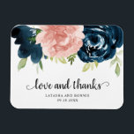 Bröllopsförmån för elegant  Rosa Navy Blue Blommig Magnet<br><div class="desc">Rustik blommigt bröllopsmagnet med "kärlek och tack" tillsammans med elegant vattenfärgade blommor i  rosa och marinblått. Nedan är namnen och datumet. Det  rosa ros gör denna utformning underbar för ett firande i vår och det marinblå ro gör den underbar för fall. De här anpassningsbarna gör bra bröllopsfavoriter.</div>