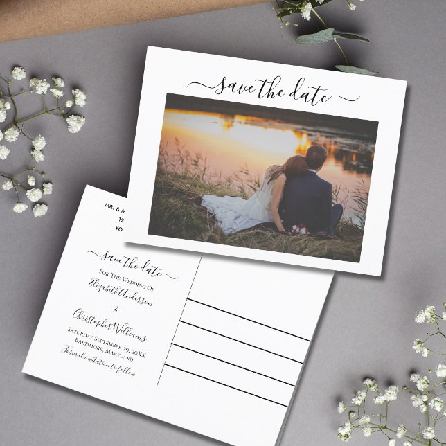 Bröllopsfoto Kalligrafi Budget Spara datumet Meddelande Vykort (Photo Wedding Save the Date Postcard. Formal Script Calligraphy)