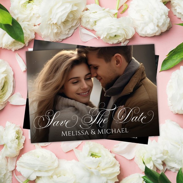 Bröllopsfoto Spara Datum Manus Mall (Elegant calligraphy script Save the Date photo card with a Scannable QR Code.)