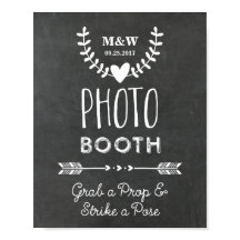 Bröllopsfotobås skylt kritskrifts hjärtan pilar