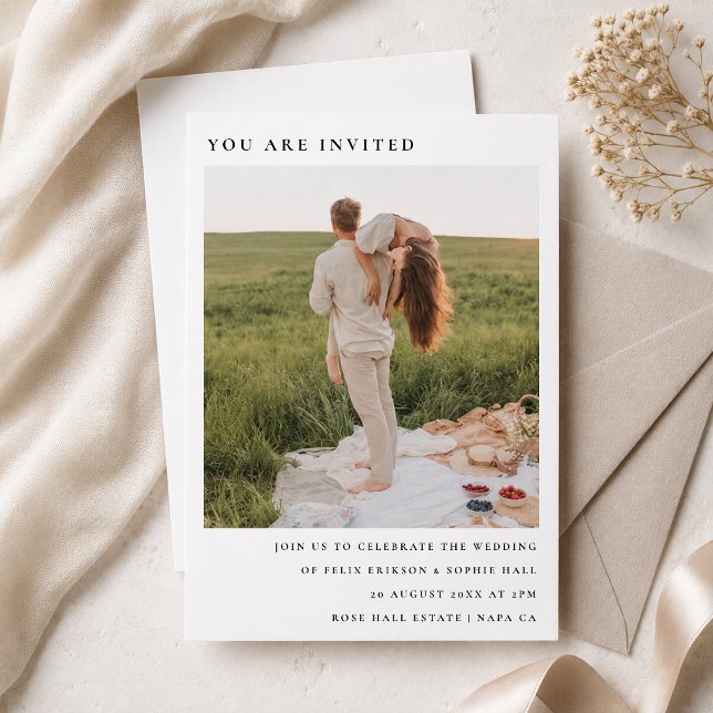 Bröllopsinbjudan | Anpassad fotominimalistisk inbj Inbjudningar (Custom photo wedding invitation with minimalist serif text for elegant ceremony details.)