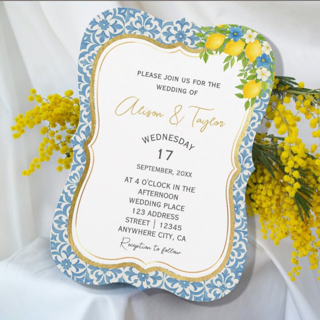 Bröllopsinbjudan för medelhavslemon och blått plat inbjudningar (Mediterranean Lemon & Blue Tile Wedding Invitation #zazzlemade #lemoninvitation #yellowandblue #chic)