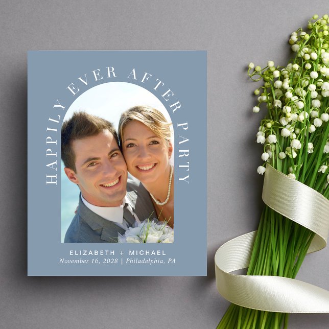 Bröllopsinbjudan med dammigt blått valv och foto (Celebrate your love story with an invitation showcasing your favorite photo in an elegant arch frame)