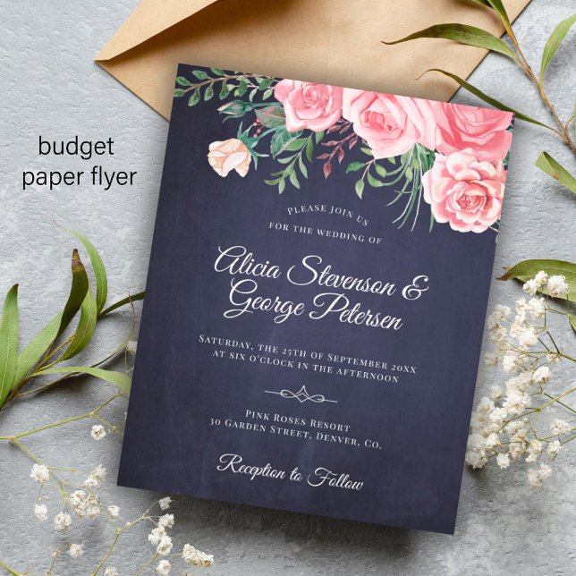 Bröllopsinbjudan med lantlig navblå och rosa blomm flygblad (Skapare uppladdad)