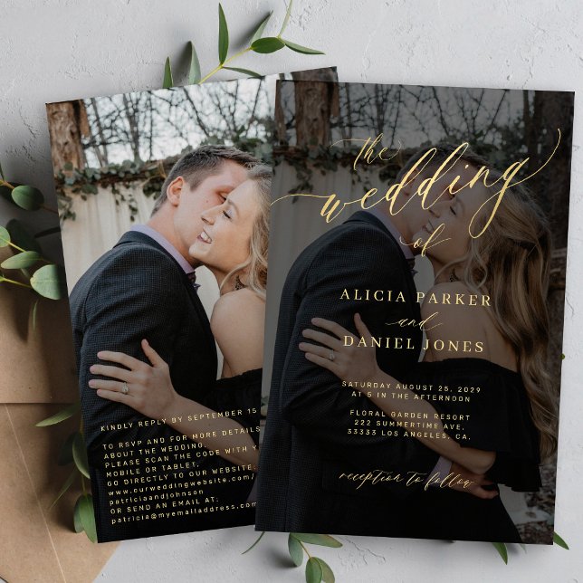 Bröllopsinbjudan med QR-kod och gyllent skript på  (Skapare uppladdad)