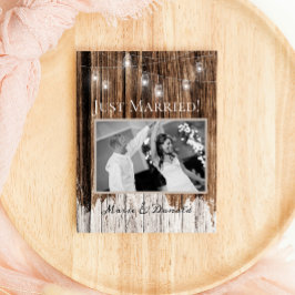 Bröllopsinbjudan med rustikt trä och lyktor