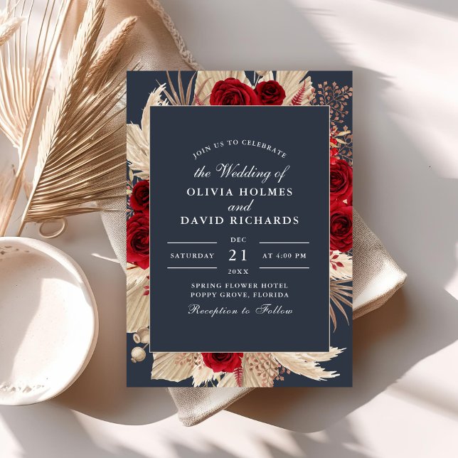 Bröllopsinbjudan Midnatt Blå Burgunder Rosor Inbjudningar (Midnight Blue Burgundy Roses Wedding Invitation on a boho table with dry palm leaf.)