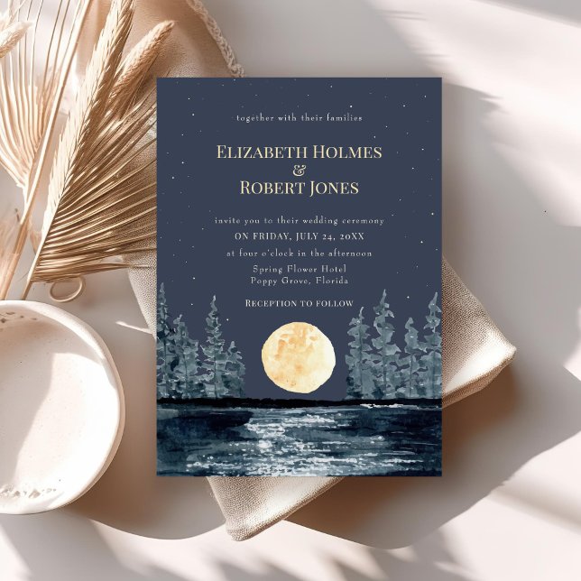 Bröllopsinbjudan till Full Moon Forest och Lake Inbjudningar (Full Moon Forest and Lake Wedding Invitation on a boho table.)