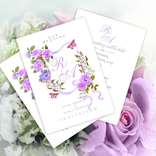 Bröllopsinbjudan till lila Ro Ribbon Monogram bröl Inbjudningar (Elegant Purple Rose Ribbon Monogram Invitation Card.)