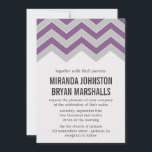 Bröllopsinbjudningar för lila och Grått Chevron-de Inbjudningar<br><div class="desc">En snyggt och en vacker bröllopsinbjudan - Perfekt för din speciella dag!</div>