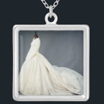 Bröllopsklänning av Katharine Worsley Silverpläterat Halsband<br><div class="desc">Engelsk skolas bröllopsklänning av Katharine Worsley,  hertiginna av Kent,  1961 som lokaliseras på Victoriaen,  & Albert museum,  London,  UK. Bröllopsklänningen av Katharine Worsley,  hertiginna av Kent,  1961 skapades runt om ANNONSEN 1961.</div>