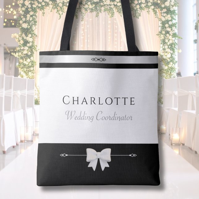 Bröllopskoordinator Present | Professionell Tygkasse (Professional Wedding Coordinator gift tote bag displayed against a luxury wedding room)