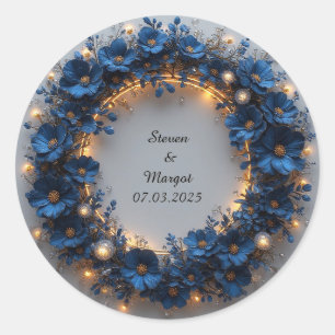 Bröllopskrans med blåa blommor och glödande ljus runt klistermärke
