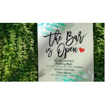 Bröllopsmeny för gröna blad, barmen är öppen, dryc