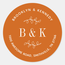 Bröllopspar adressetikett i bränd orange med blomm runt klistermärke