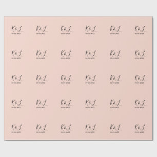 Bröllopspar namn bokstav datum röd pastell bakgrun presentpapper
