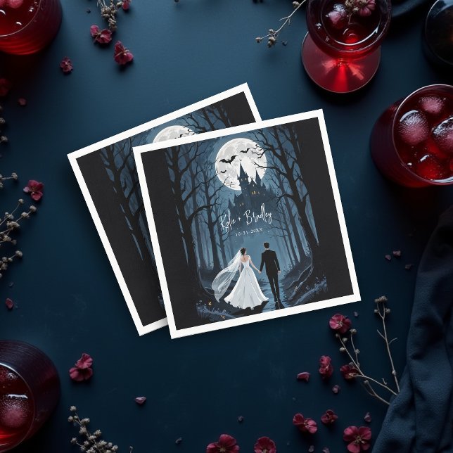 Bröllopspar spöklik skog mot hemskt slott pappersservett (Haunted Castle Design Halloween wedding napkins.)
