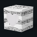 Bröllopspartitur på björk presentaskar<br><div class="desc">Musikkomposition på vit björkbakgrundbakgrund för bröllop</div>