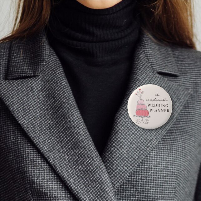 BRÖLLOPSPLANERARE Whimsical Söt Rosa Tårta Chic Knapp (WEDDING PLANNER Whimsical Sweet Pink Cake Modern Chic Pin Button @ fat_fa_tin)