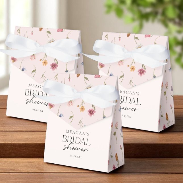 Bröllopspresent med rosafärgade blommor och vilda  presentaskar (Skapare uppladdad)