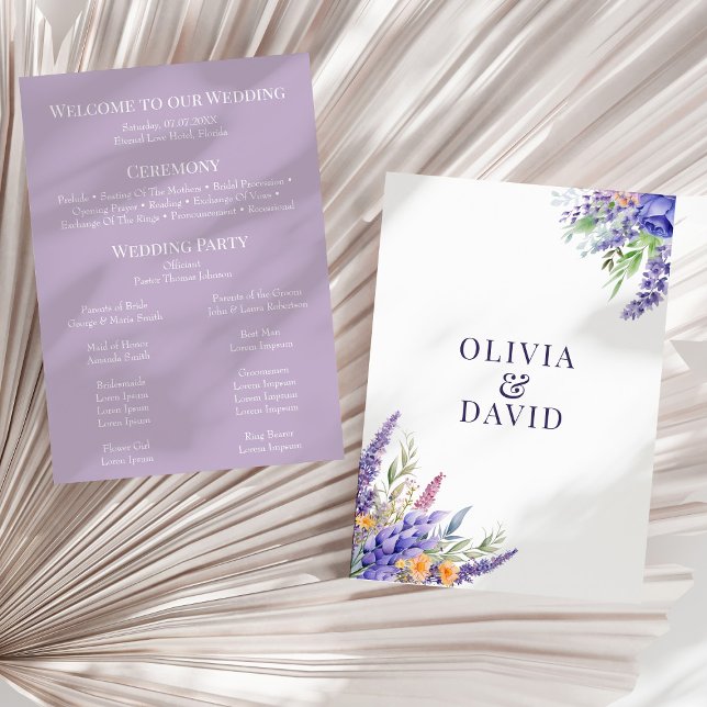 Bröllopsprogrammet Boho Lilac Watercolor Wildblomm Inbjudningar (Boho Lilac Watercolor Wildflower Wedding Program on a sunny neutral dry palm leaf.)