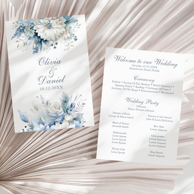 Bröllopsprogrammet Modern Dusty Blue Wildblommor Program (Modern Dusty Blue Wildflowers Wedding Program on a sunny white dry palm leaf.)