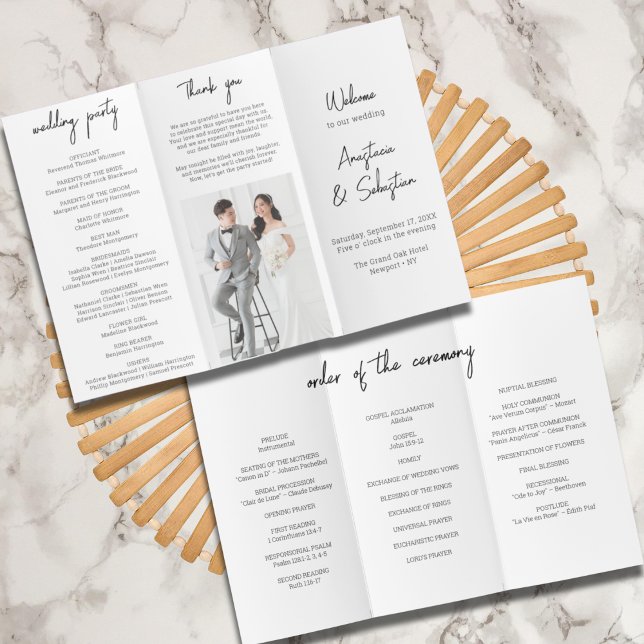 Bröllopsprogrammet Tona chic Svartvit skript Reklamblad (Chic Black & White Script Trifold Wedding Program Flyer)