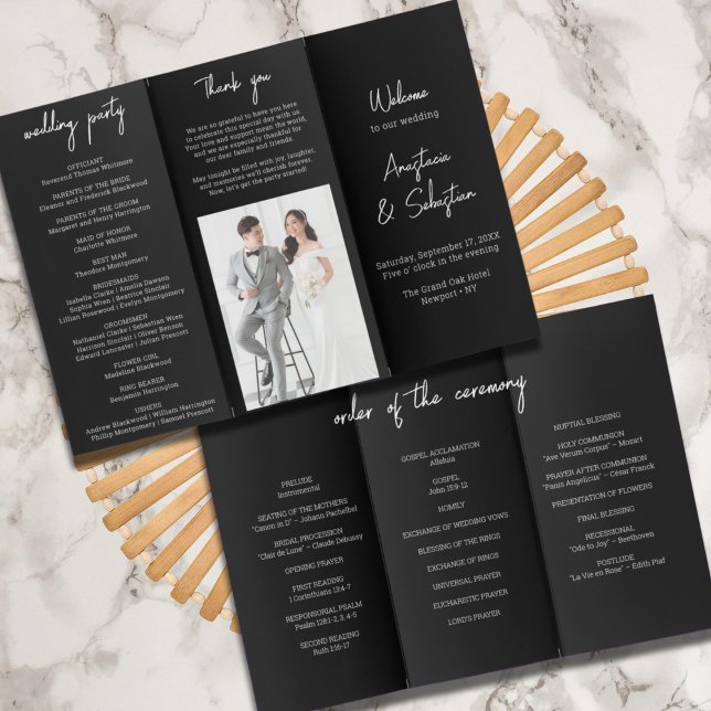 Bröllopsprogrammet Trifold för svartvit Chic Reklamblad (Black & White Chic Script Trifold Wedding Program Flyer)