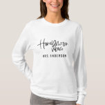 Bröllopsresavibesen skrivar textbröllop t shirt<br><div class="desc">Fira smekmånad Vibesdesignen. Modernt skriva text räcker märkt design för att göra din bröllopsresaextrasakkunnig. Det perfekta gåvabröllop för dig snart som är att gifta sig vän eller precis en fest för dig. Del av en samling.</div>