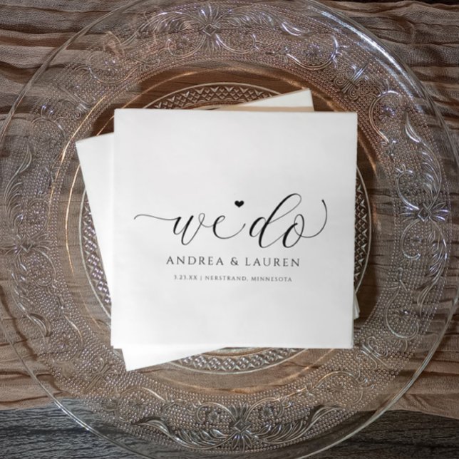 Bröllopsservetter Enkla Eleganta Skript Pappersservett (Wedding napkins: Elegant black and white calligraphy script with heart.)