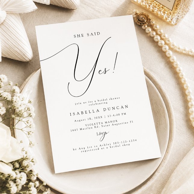 Bröllopstypografi Hon sa ja Bridal Shower Inbjudningar (Chic Calligraphy Script She Said Yes Bridal Shower Invitation)