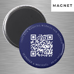 Bröllopswebbplats QR-kod detaljer rsvp marinblå Magnet<br><div class="desc">Lägg till din URL för din bröllopswebbplats. För information,  detaljer,  online-rsvp. En marinblå bakgrund,  vit text.</div>