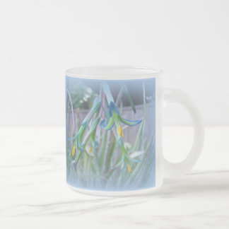 Bromeliad-Blommar på Blue Frostad Glasmugg