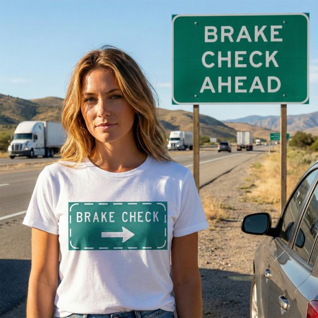 Bromskontroll - vägskylt med pil t shirt (Skapare uppladdad)