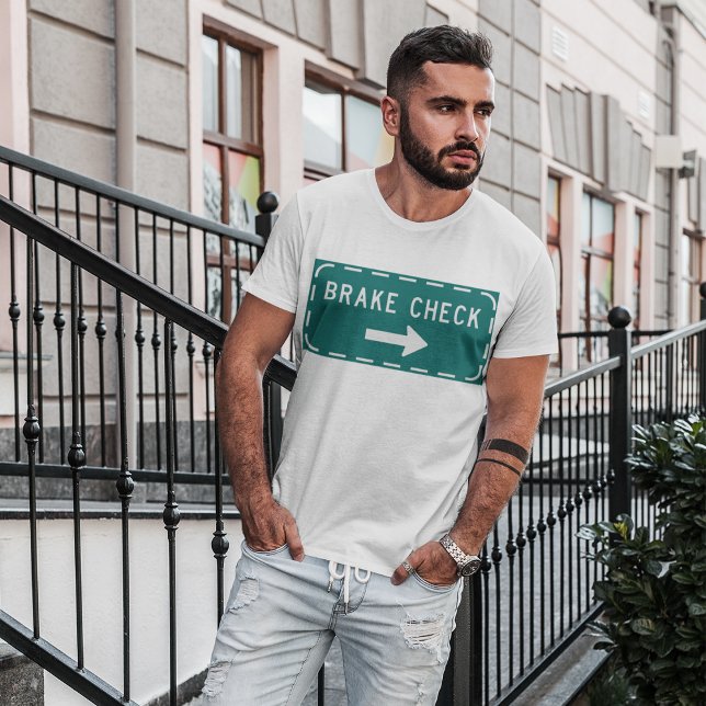 Bromskontroll - vägskylt med pil t shirt (Skapare uppladdad)