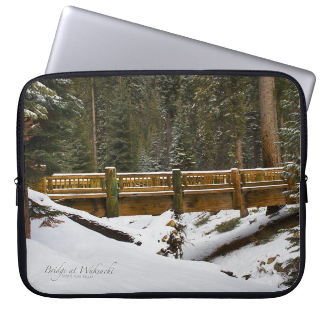 Bron i Wuksachi Laptop Sleeve (Framsidan)