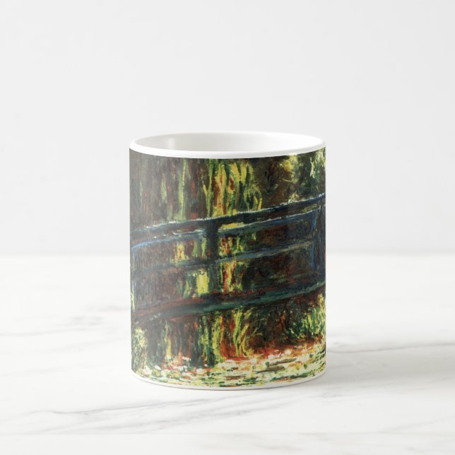Bron över dammen med näckrosor av Claude Monet Kaffemugg (Center)