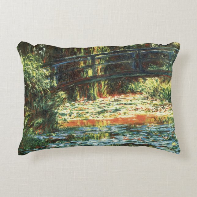 Bron över dammen med näckrosor av Claude Monet Prydnadskudde (Framsidan)