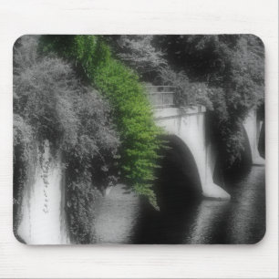 Bron över Flowers Black White Mousepad Musmatta