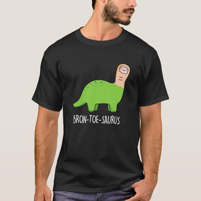 Bron-toe-saurus Funny Dinosaur Pun Mörk BG T Shirt (Framsida)